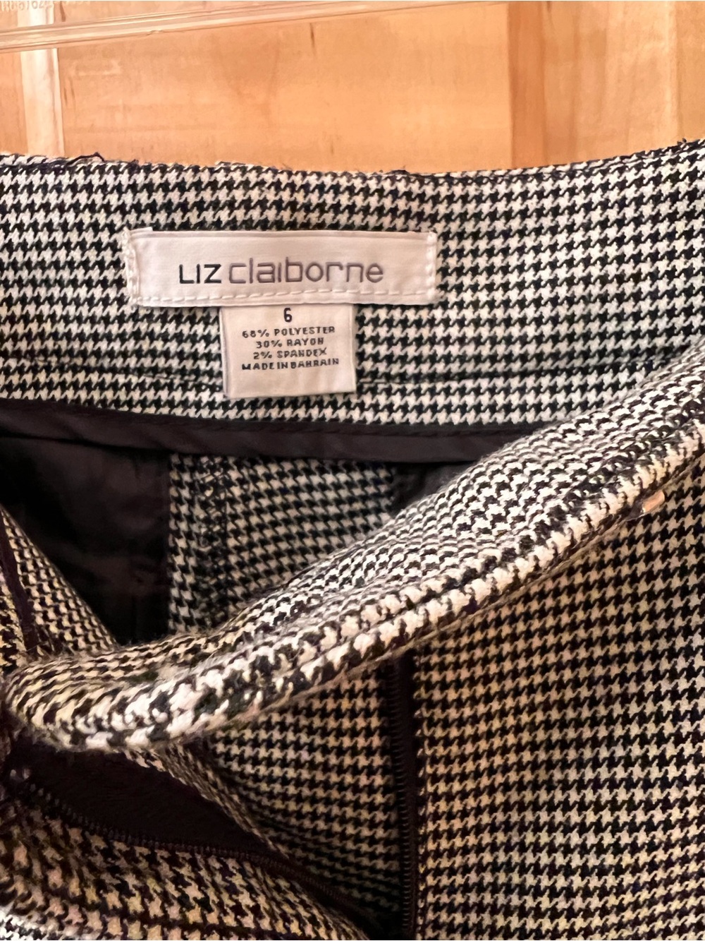 Liz Claiborne Black and White Houndstooth Ankle Pant